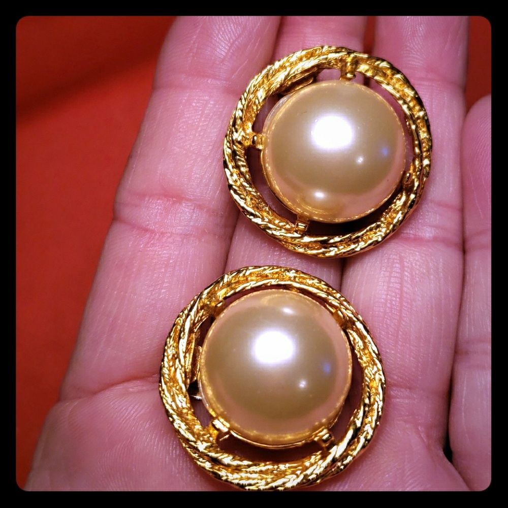 Ving faux pearl goldtone Cabochon clip earring